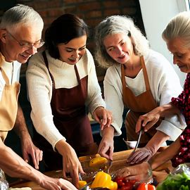 Communautés, comment vivre entre générations Intergenerational people preparing food together Intergénérationnelles, comment vivre entre générations